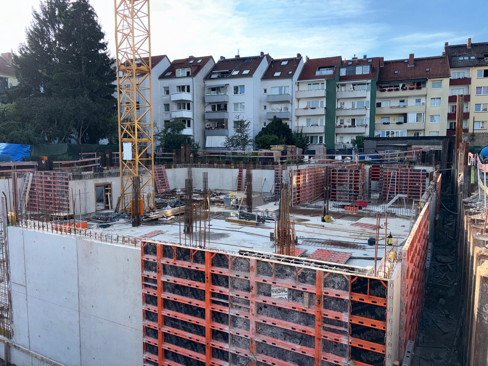 Betonwände des Untergeschosses mit aufgestellter Schalung