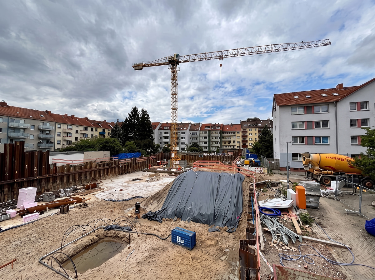 Baugrube mit Betonmischer